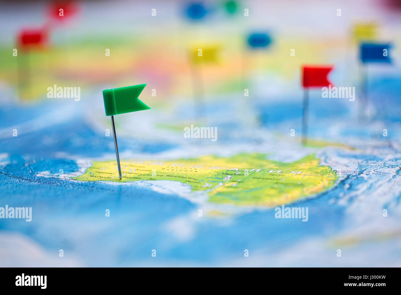 Reisekonzept mit Flagge Pins und Weltkarte Stockfoto