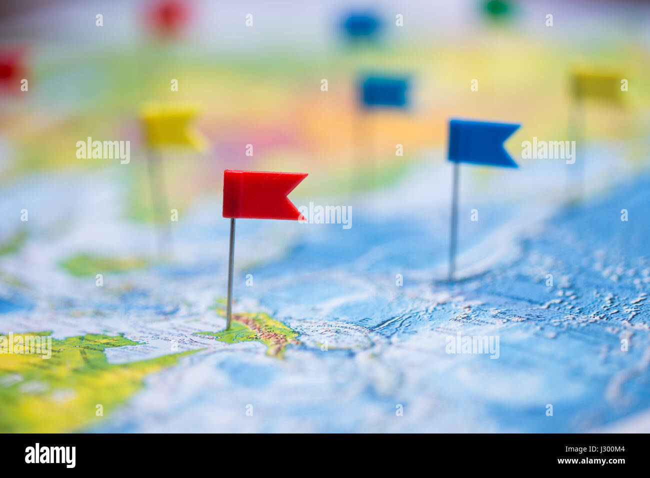 Reisekonzept mit Flagge Pins und Weltkarte Stockfoto
