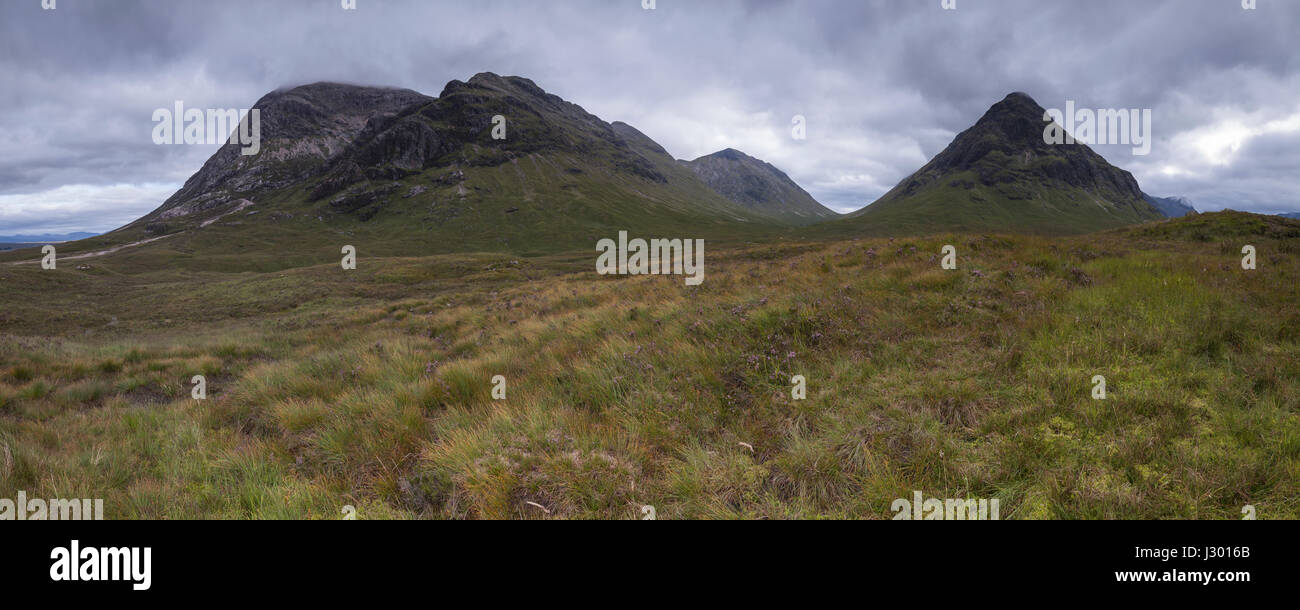 Panoramasicht auf Berge von Glen Coe und Glen Etive einschließlich Buachaille Etive Mòr, Creise und Meall ein Bhuiridh. Stockfoto