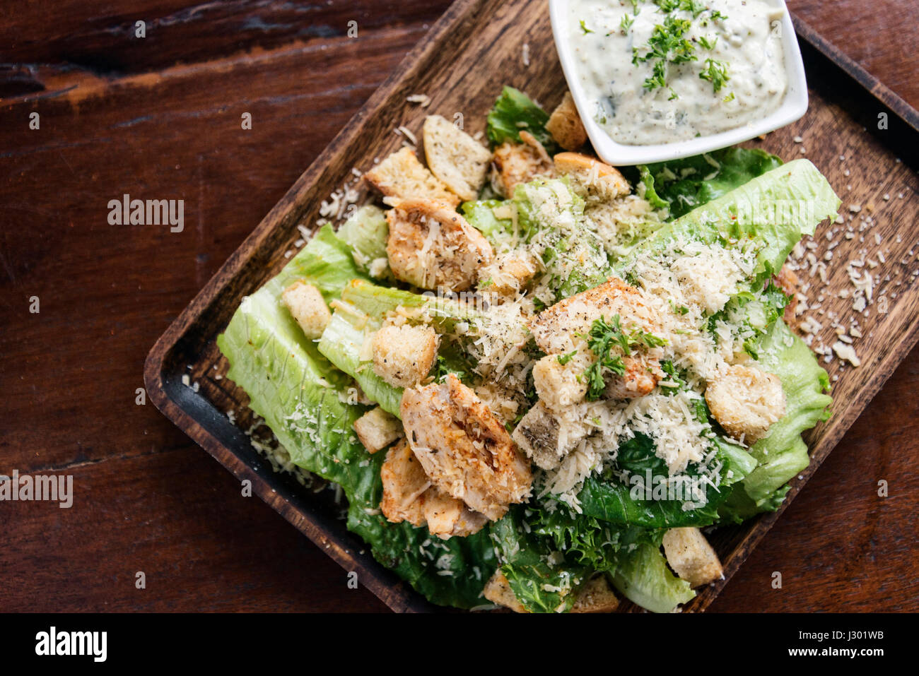 Legen Sie klassische berühmten Caesar-Salat mit Sahne-dip Stockfoto