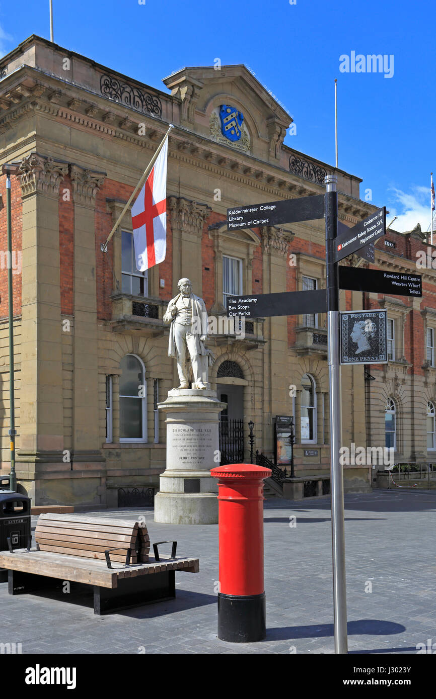 Die Statue von Sir Rowland Hill, postalische Reformer und Penny Black Erfinder vor Kidderminster Rathaus, Kidderminster, Shropshire, England, UK. Stockfoto