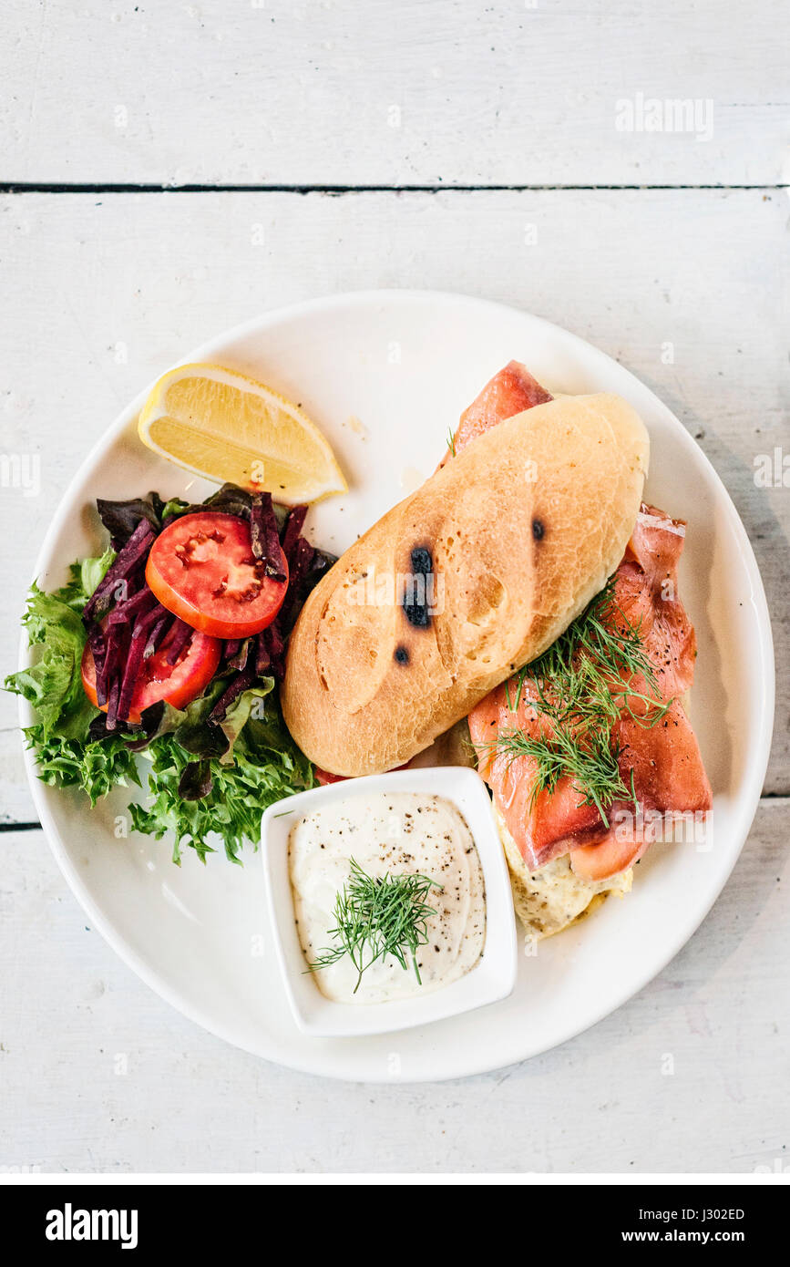 skandinavische gesunde frisches geräuchertes Lachses Sandwich mit Ei und saurer Sahne set Mahlzeit Stockfoto