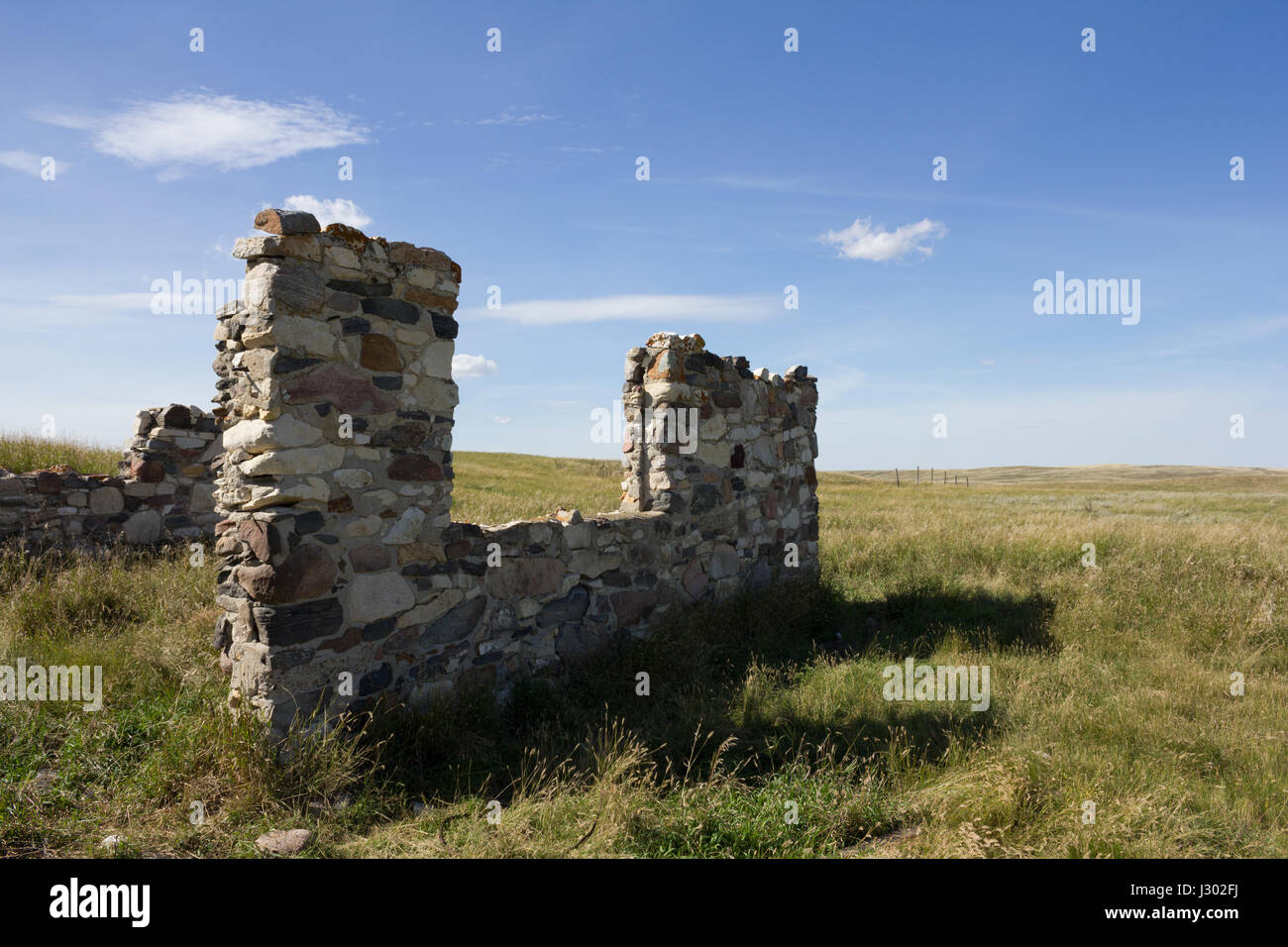 Die Reste eines Steingebäudes auf den Prärien in Alberta, Kanada Stockfoto