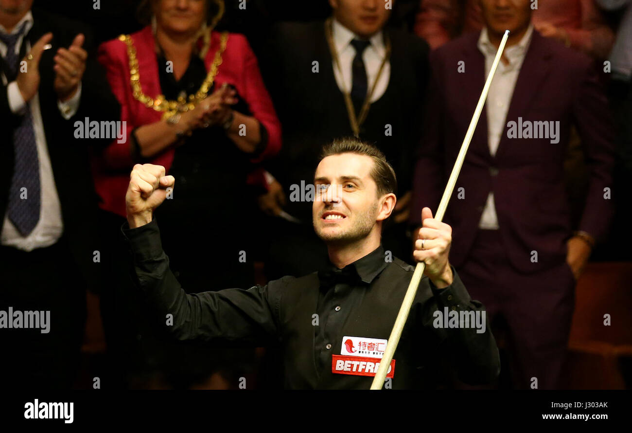 Mark Selby feiert Gewinn der Betfred Snooker Weltmeisterschaft am Tag siebzehn Betfred Snooker World Championships am Crucible Theatre in Sheffield. Stockfoto