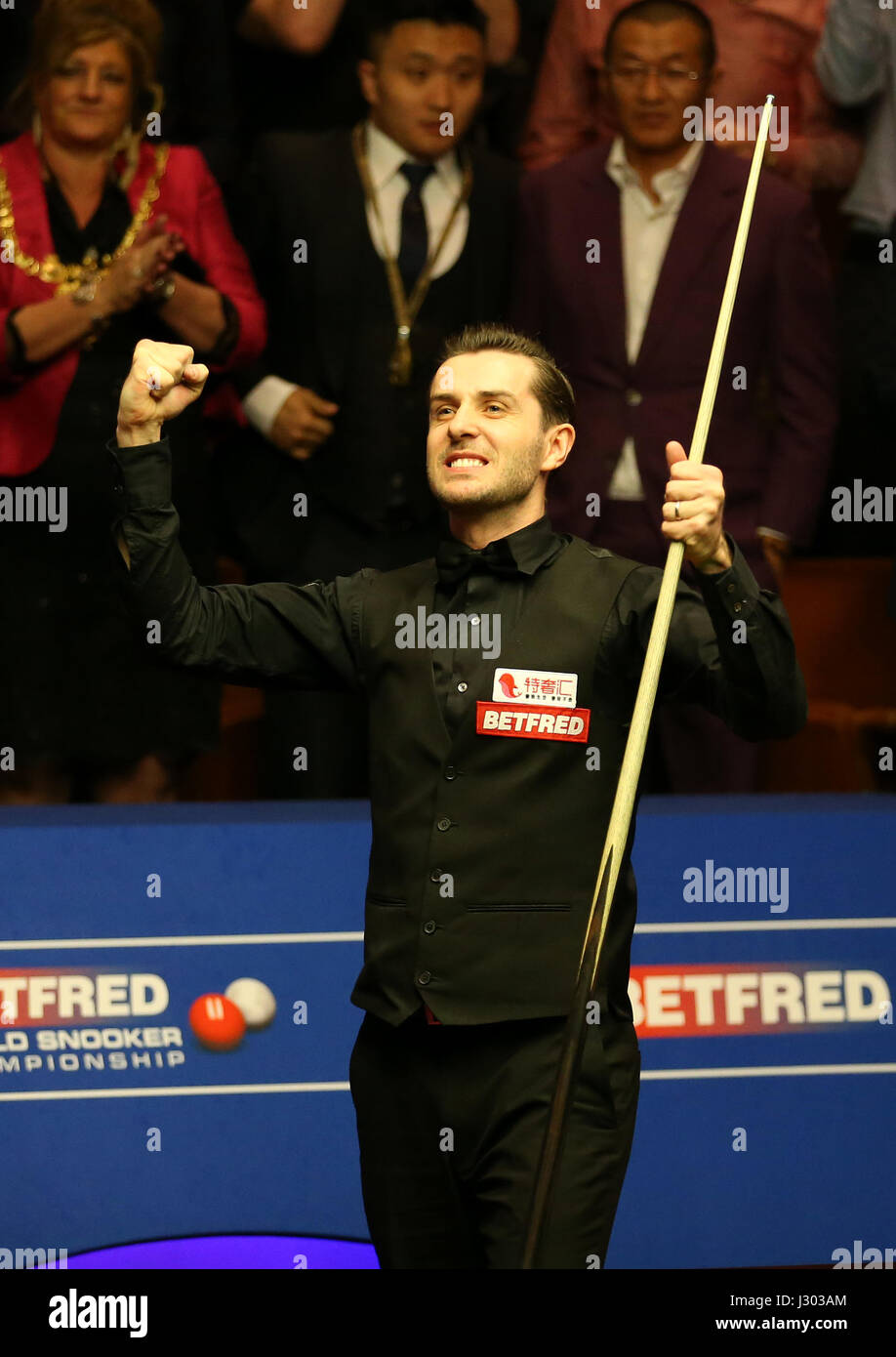 Mark Selby feiert Gewinn der Betfred Snooker Weltmeisterschaft am Tag siebzehn Betfred Snooker World Championships am Crucible Theatre in Sheffield. Stockfoto