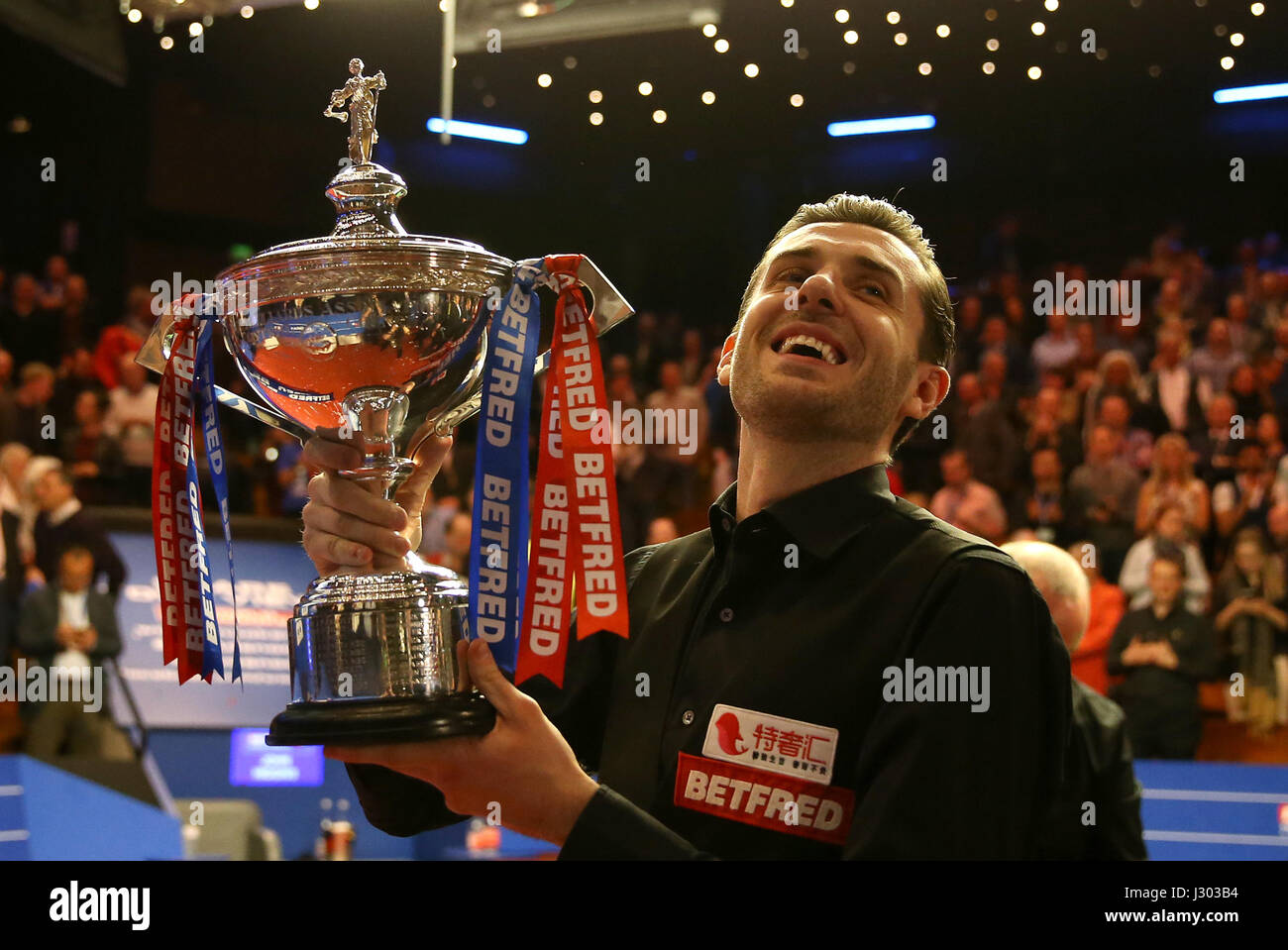 Mark Selby feiert Gewinn der Betfred World Snooker Championship mit seiner Tochter Sofia Maria und Frau Vikki Layton am Tag siebzehn Betfred Snooker World Championships am Crucible Theatre in Sheffield. PRESSEVERBAND Foto. Bild Datum: Montag, 1. Mai 2017. Vgl. PA Geschichte SNOOKER-Welt. Bildnachweis sollte lauten: Steven Paston/PA Wire Stockfoto