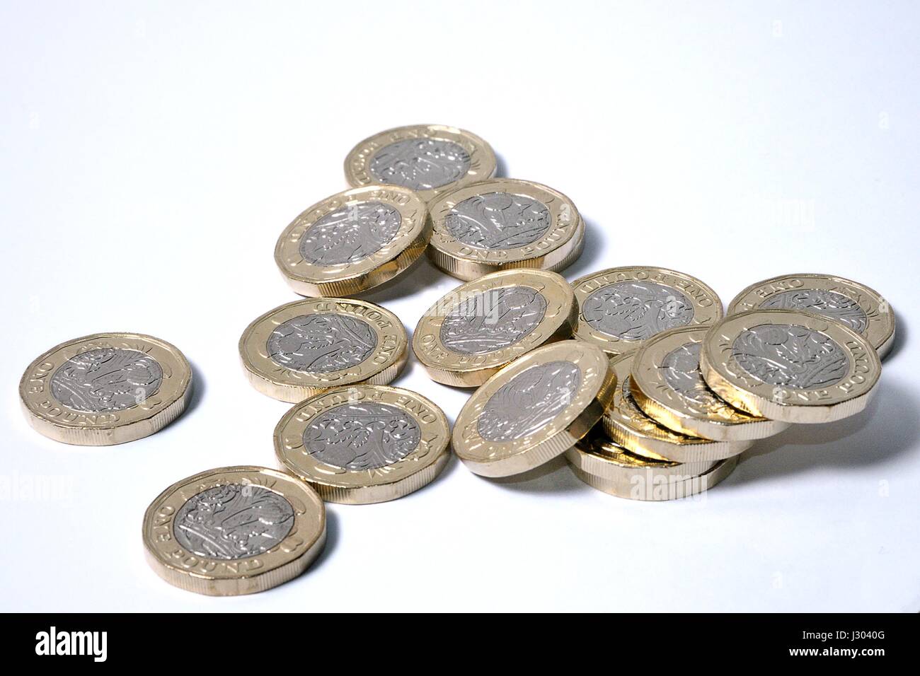 Neue Pfund-Münzen auf weißem Hintergrund Stockfoto