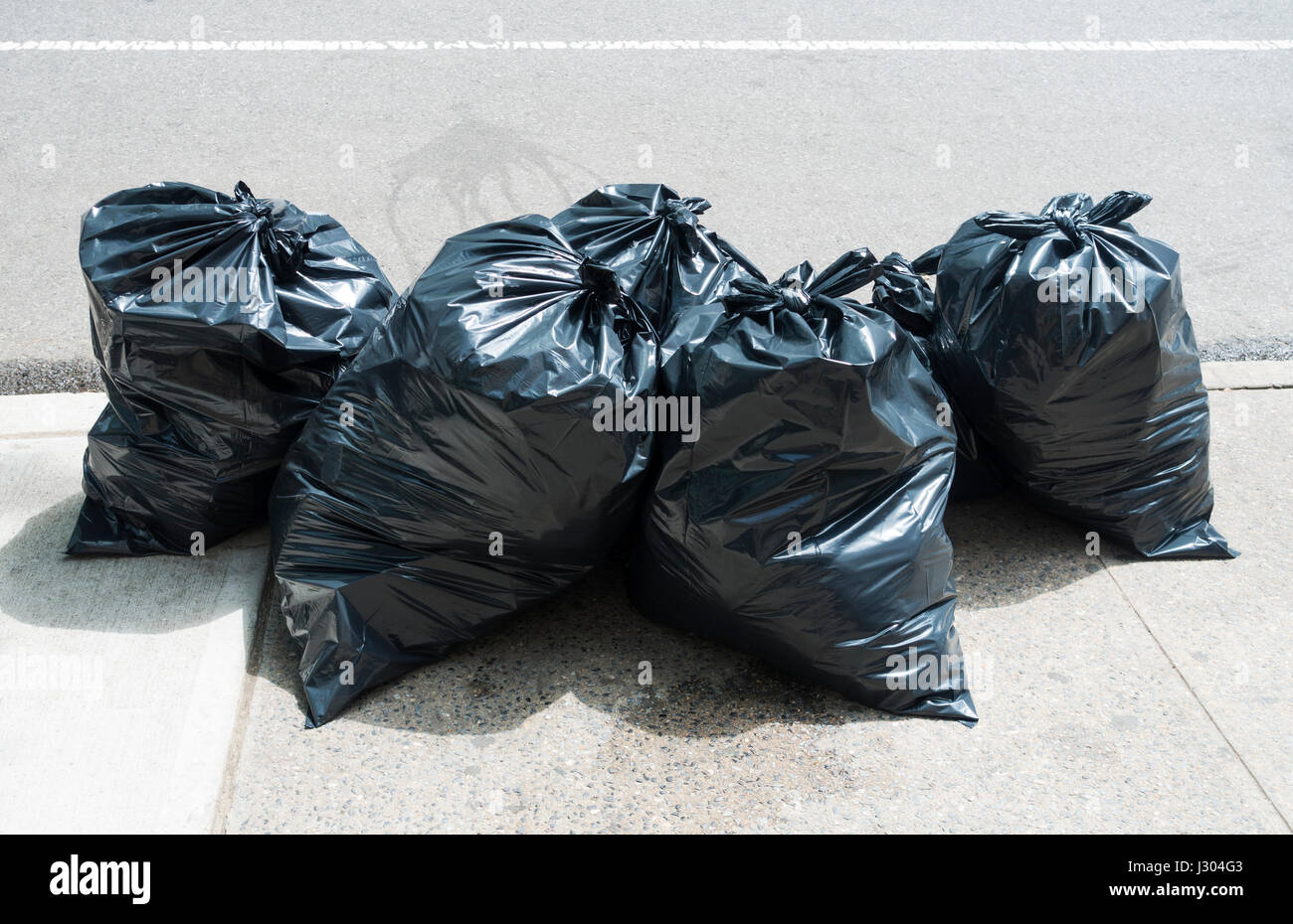 Schwarzen Plastikmüll Taschen warten Sammlung auf einer Straße in New York  City Stockfotografie - Alamy