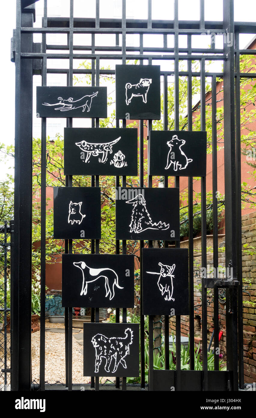 Schwarz-weiße Illustrationen von Hunden am Eingangstor Von einem Soho-Hund laufen in New York City Stockfoto