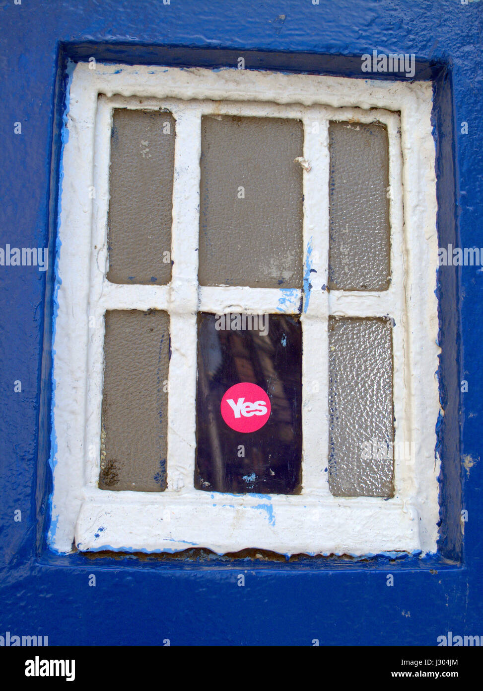 SNP Scottish National Party ja Abstimmung Austritt Unabhängigkeit Wahl Ja Stimmen Arbeits-Aufkleber Om blauen Polizei Kasten Fenster Stockfoto