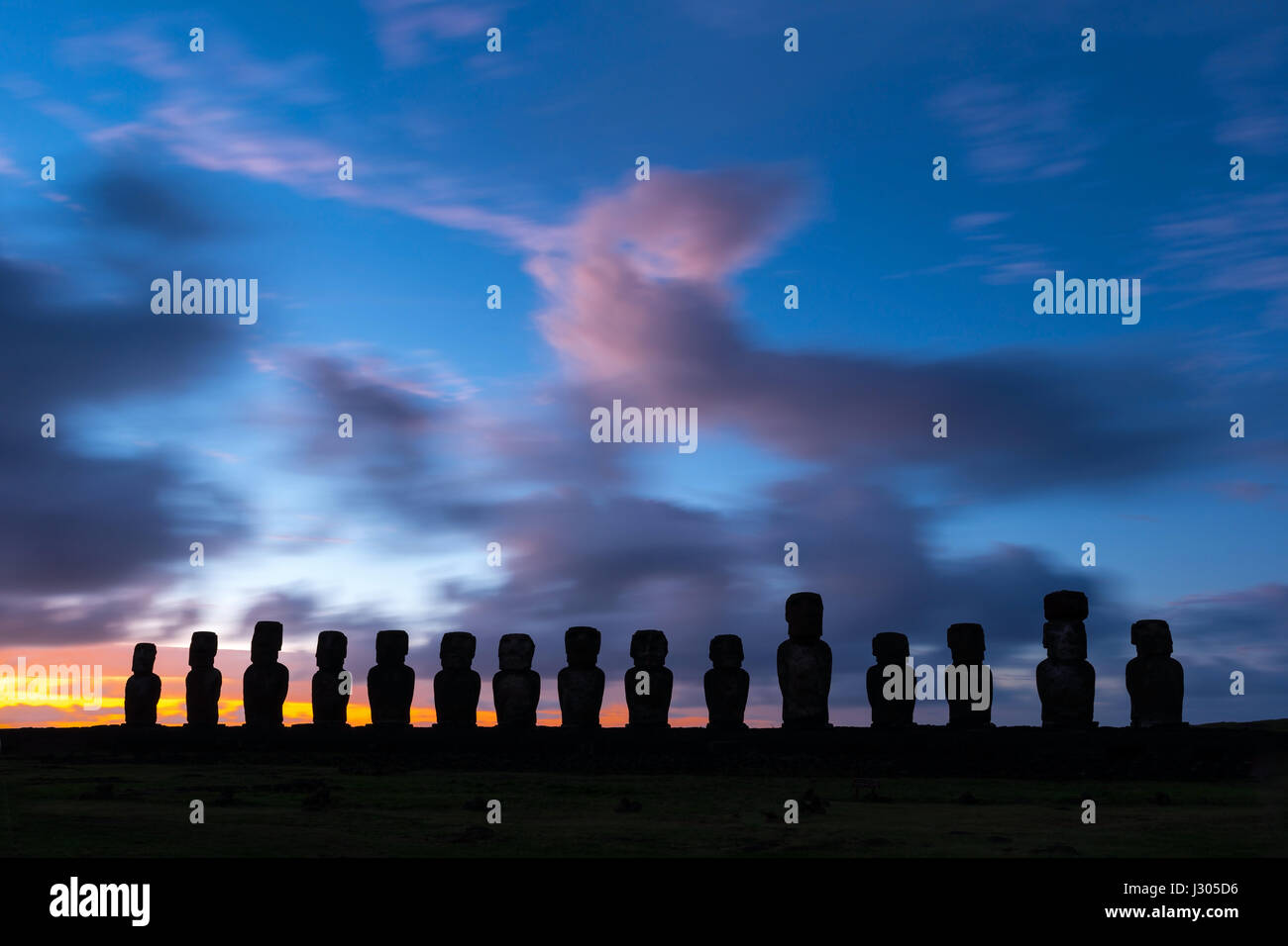 Die 15 Moai von Aku Tongariki bei Sonnenaufgang mit einer bunten langen Belichtungszeit auf der Osterinsel (Rapa Nui), Chile. Stockfoto