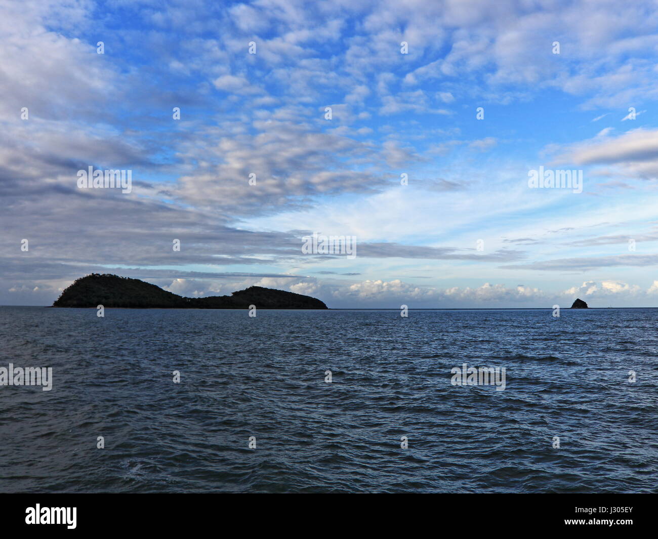 Palm Cove und die Ansichten über Coral Sea offshore zur Doppel-Insel und Haycock Insel... atemberaubende Aussicht mit dramatischer späten Nachmittag Himmel und Wolken Stockfoto