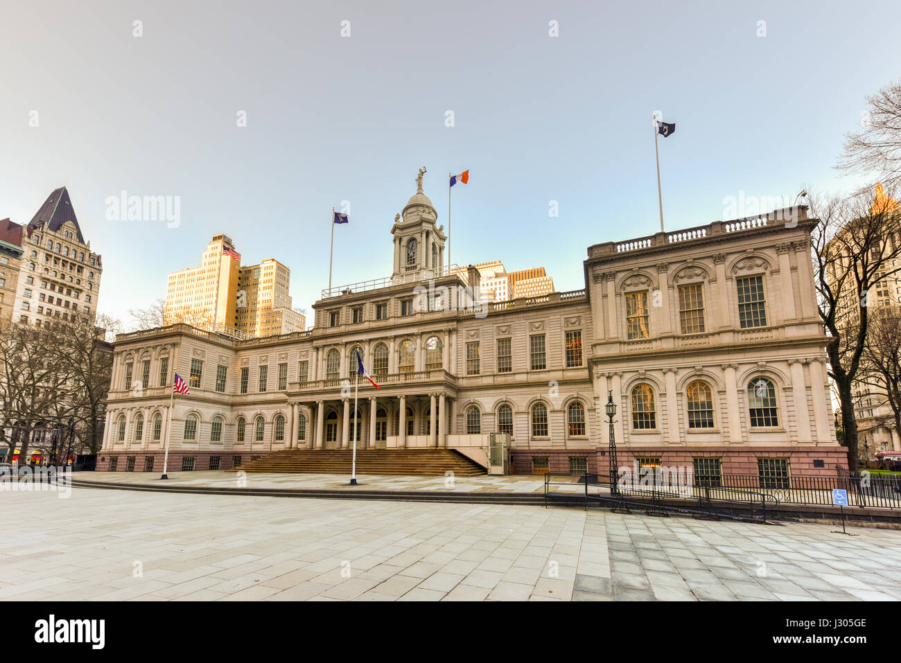 New York City Hall, Sitz der Regierung von New York City, befindet sich im Zentrum der City Hall Park im Civic Center Bereich von Lower Manhattan, zwischen Stockfoto