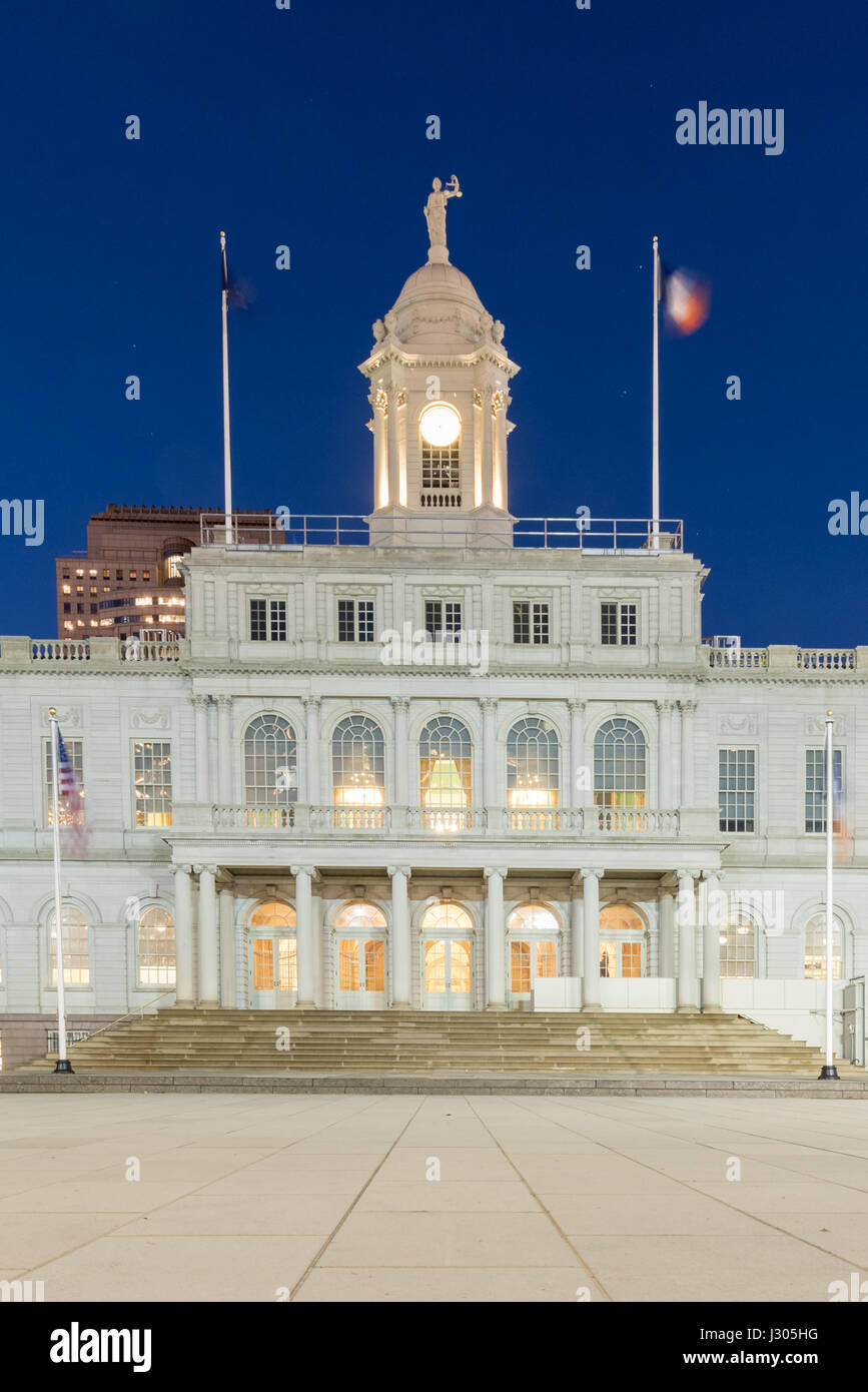 New York City Hall in der Nacht, der Sitz der Regierung von New York City, befindet sich im Zentrum der City Hall Park im Civic Center Bereich der Lower Manhattan Stockfoto