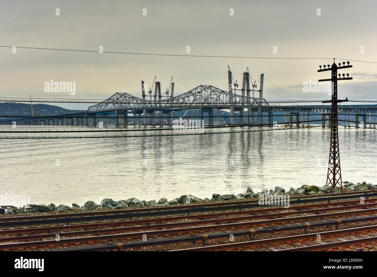 Die neue Tappan Zee Bridge im Bau über den Hudson River in New York über Schienen. Stockfoto
