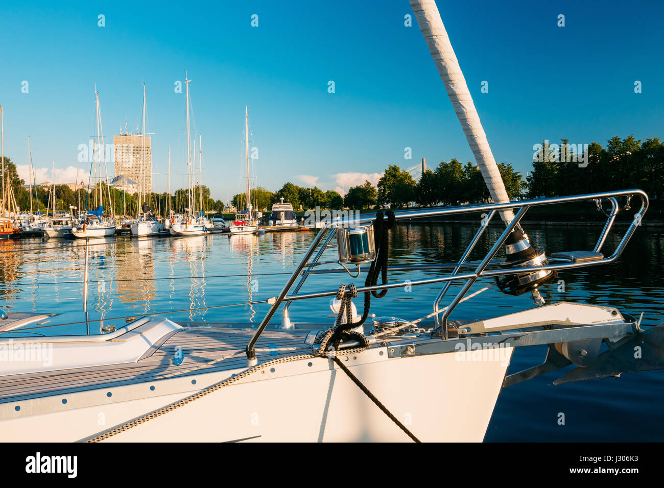 Riga, Lettland. Bug des weißen Yacht vertäut am City Pier Hafenbucht und Kai im sonnigen Sommerabend. Westliche Dwina. Stockfoto