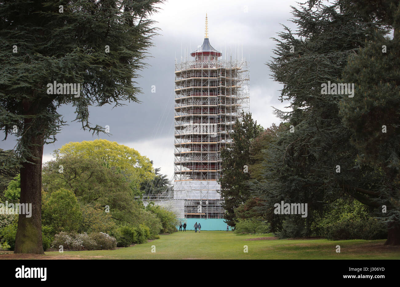 Das Gerüst umfasst die 163 Meter hohe große große Pagode im Royal Botanic Gardens, Kew, Südwesten Londons, die derzeit ein £4.5 Millionen großes Projekt zur Erhaltung durchläuft, das die Stadt in ihren Glanz aus dem 18. Jahrhundert zurückbringen und 2018 endgültig für die Öffentlichkeit wiedereröffnet. Stockfoto