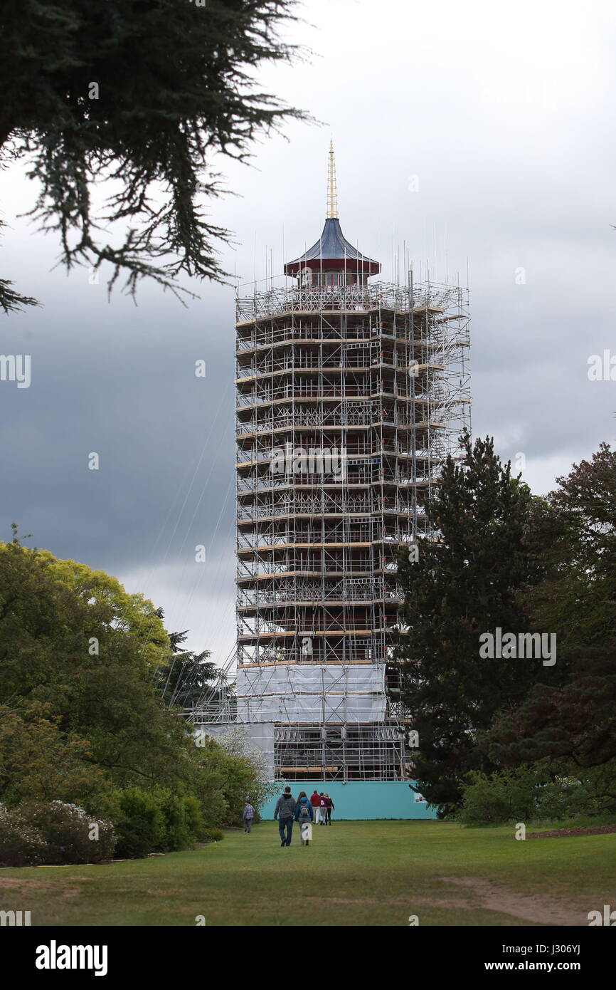 Gerüstbau deckt die 163 Fuß hohen große Pagode im Londoner Royal Botanic Gardens, Kew, Süd-west, die ein £ 4,5 Millionen großen Naturschutzprojekt befindet, der angezeigt wird, es zurück zu seiner Pracht aus dem 18. Jahrhundert und Wiedereröffnung der Öffentlichkeit dauerhaft im Jahr 2018. Stockfoto