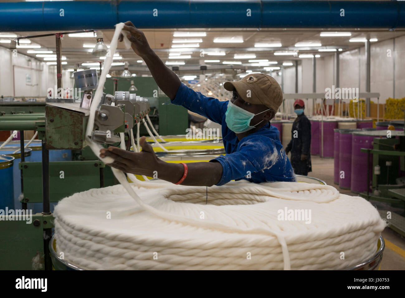 Mitarbeiter sortieren während der Verarbeitung in einem Baumwoll-Ginnery im Besitz von westlichen Uganda Baumwolle Co in Kasese Rohbaumwolle. Baumwolle ist eines der wichtigsten Exportprodukte Ugandas Stockfoto