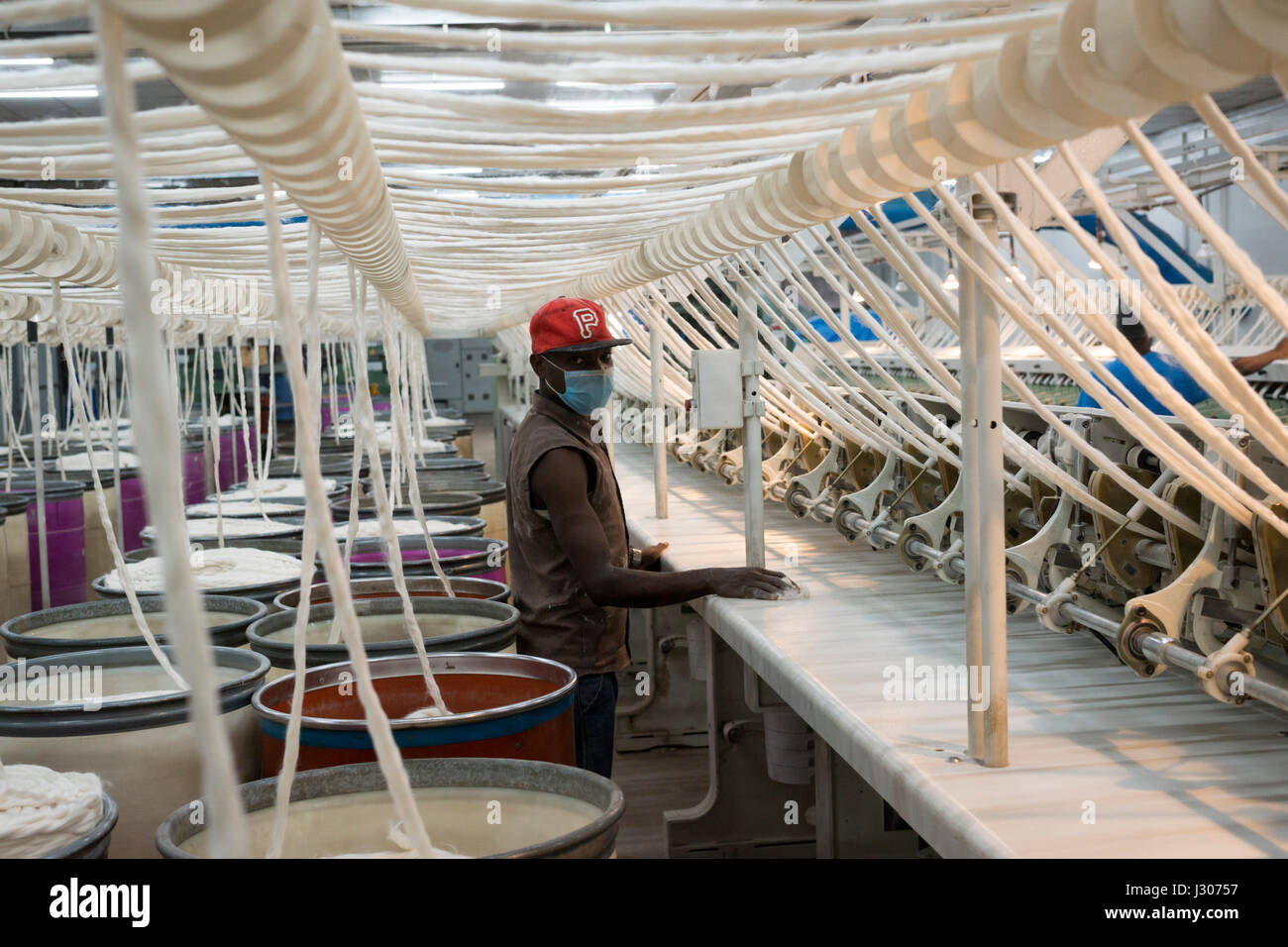 Textilarbeiter, Herstellung von Stoff und Kleidung in einer Fabrik in  Kampala, Uganda, im Besitz von Fine Spinner Uganda Ltd, mit Baumwolle in  Afrika angebaut Stockfotografie - Alamy