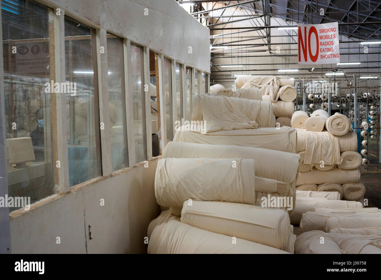 Textilarbeiter, Herstellung von Stoff und Kleidung in einer Fabrik in Kampala, Uganda, im Besitz von Fine Spinner Uganda Ltd, mit Baumwolle in Afrika angebaut Stockfoto