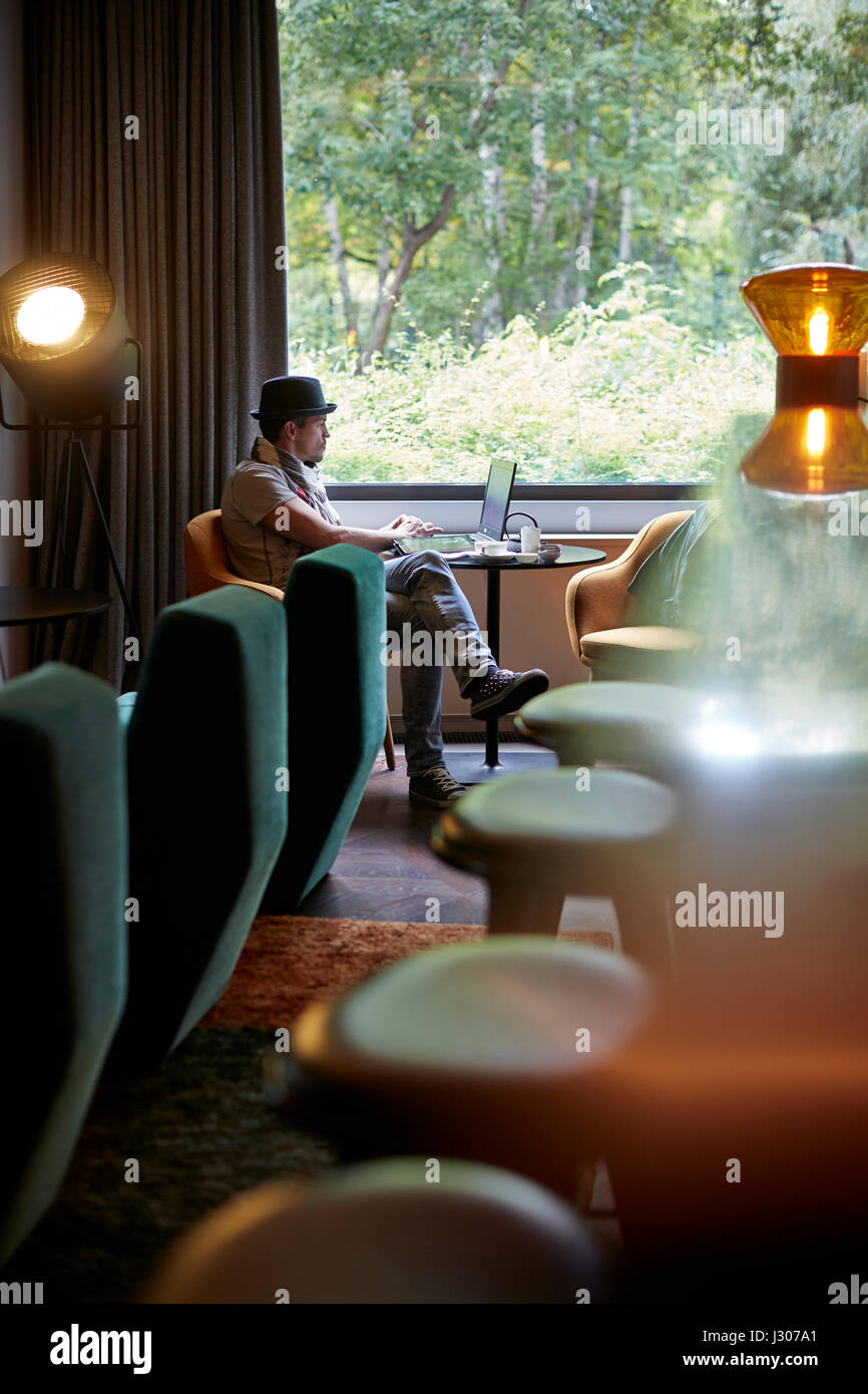 Gast an der Stue Bar mit direktem Blick in das Freigehege der Berliner Zoo, Das Stue Hotel, Drakestrasse 1, Tiergarten, Berlin, Deutschland Stockfoto