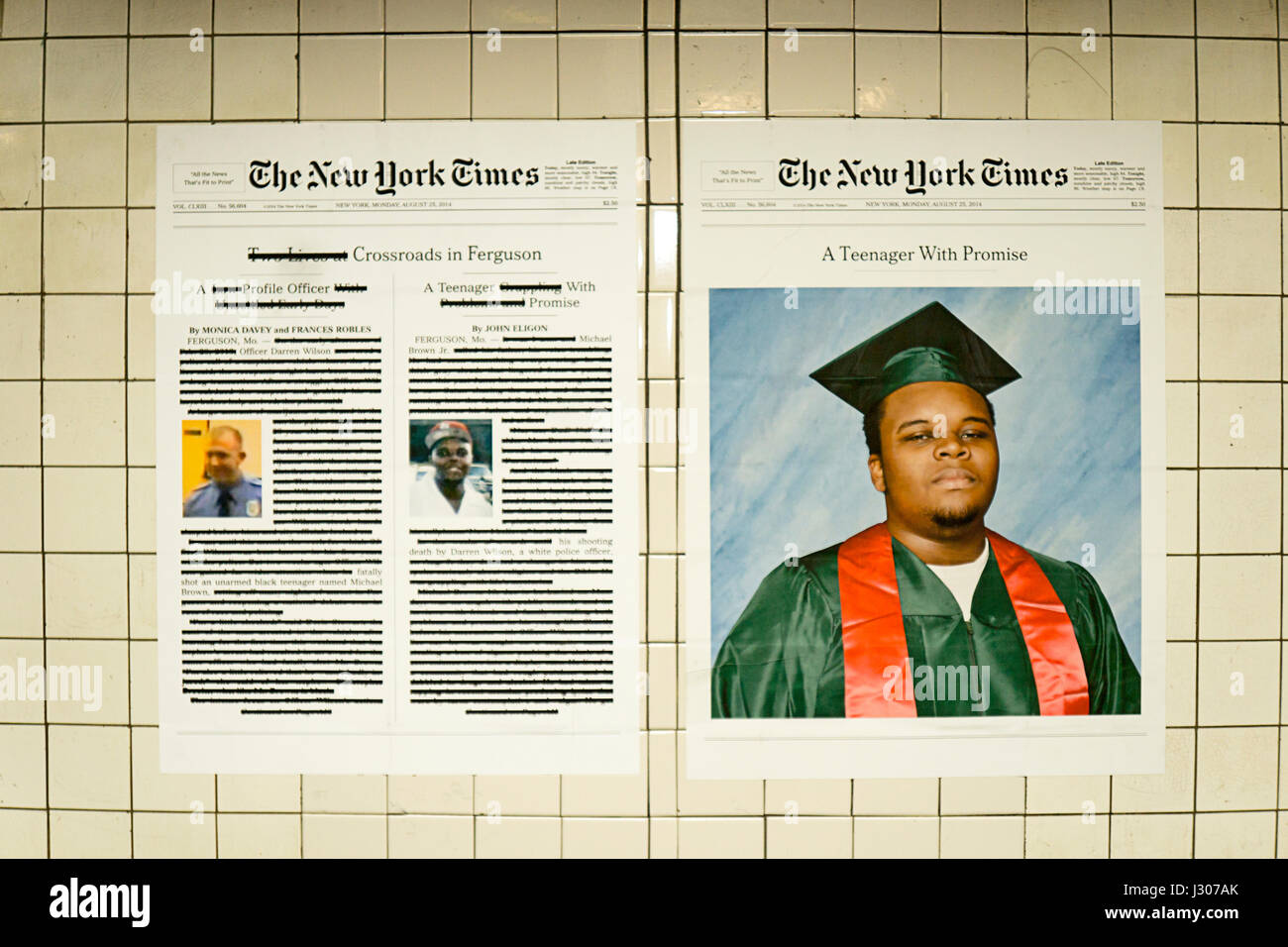 Plakate einer stark geschwärzt New York Times Artikel über Michael Brown auf dem Display auf der West 4th Street u-Bahn Plattform in Greenwich Village in New York Stockfoto