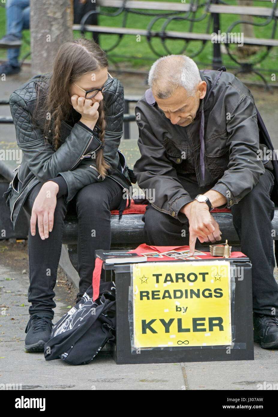 Psychische Kyler James eine Tarotkarte lesen zu einer jungen Dame im Washington Square Park in Greenwich Village, Manhattan, New York City geben. Stockfoto