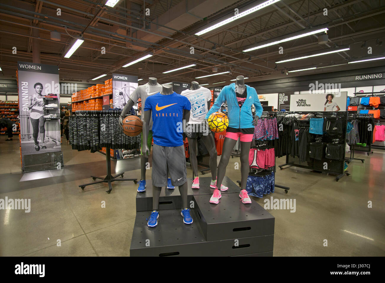 Nike Sportartikel zum Verkauf im Nike Outlet store bei Tanger Outlets in Deer Park, Long Island, New York. Stockfoto