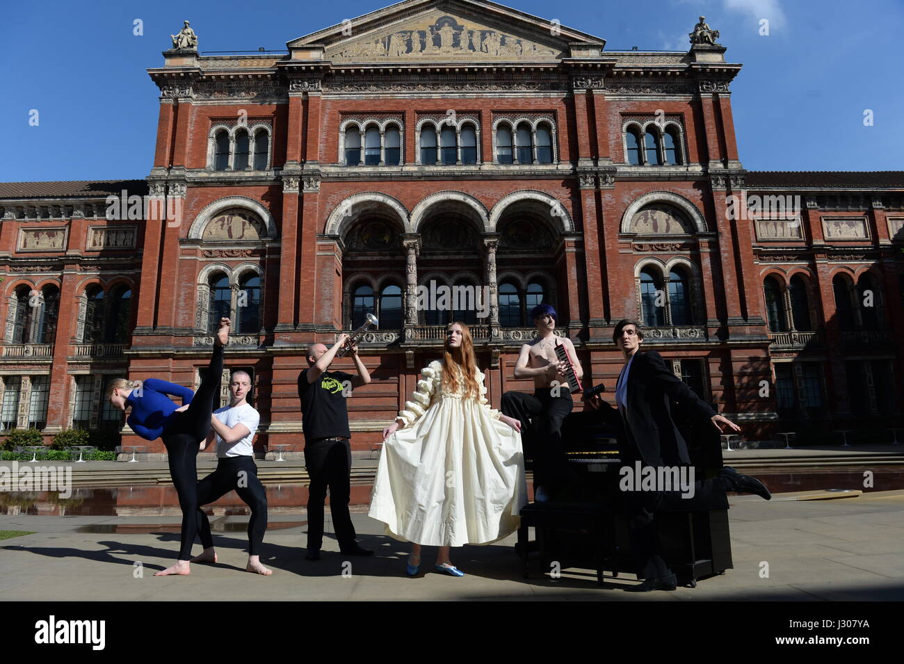 Am Dienstag, den 2. Mai 1200, wurde das V&A in London für die Bekanntgabe des kommenden REVEAL Festivals des Museums gesperrt. Einwöchiges öffentliches Festival, das vom 30. Juni bis 7. Juli 2017 stattfindet, um die Eröffnung des V&A Exhibition Road Quarter zu feiern, dem größten architektonischen Eingriff des Museums in den letzten 100 Jahren. Stockfoto