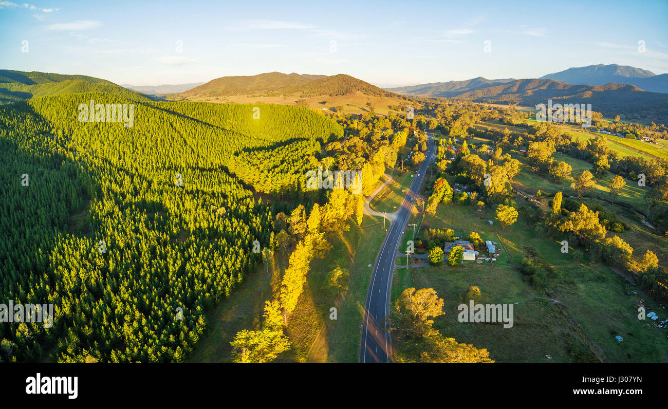 Great Alpine Road vorbei durch die australische Landschaft bei Sonnenuntergang - Antenne Landschaft. Victoria, Australien Stockfoto