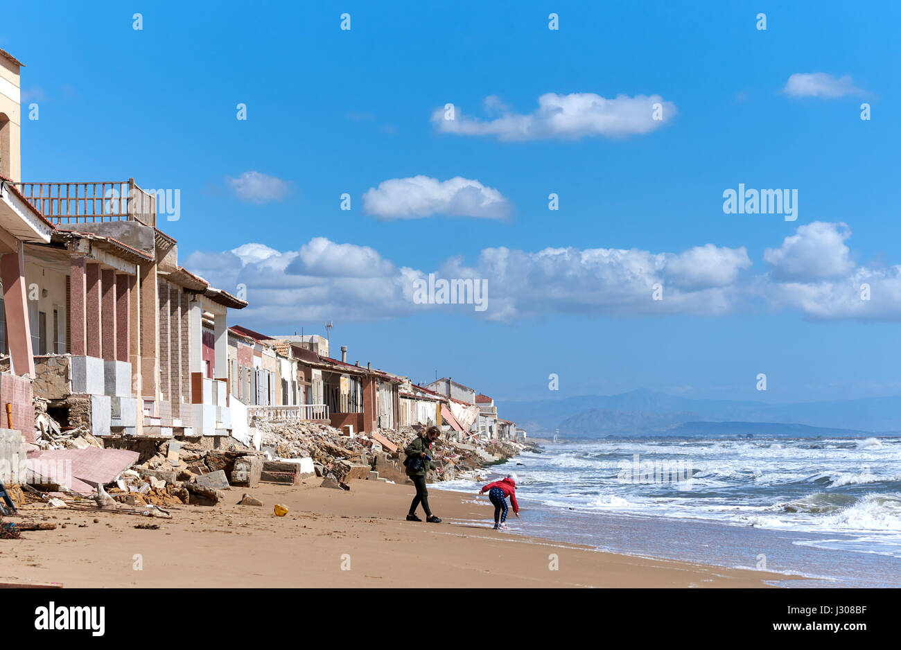 Guardamar del Segura, Spanien - 21. April 2017: Strandhäuser beschädigt. Wind und Wellen ist weggespült Strandhäuser am Babilonia Strand. Guardam Stockfoto