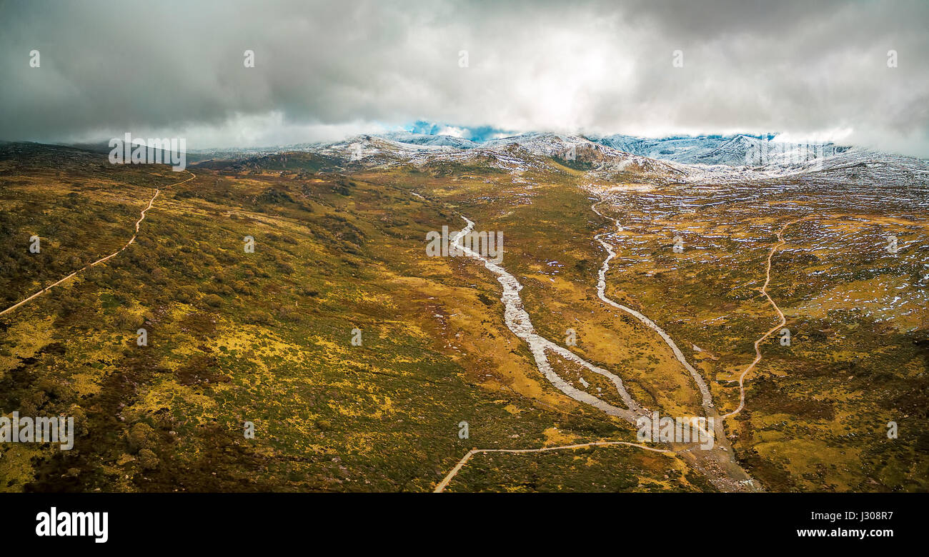 Aerial Panorama des Snowy River und Berge im Kosciuszko-Nationalpark, Australien Stockfoto