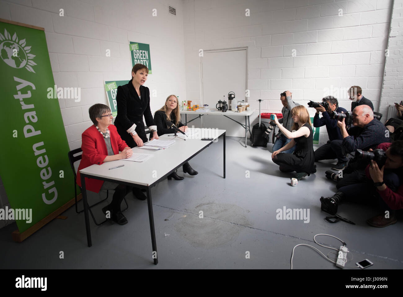 Co-Leader der grünen Partei, Caroline Lucas, spricht während des Starts der Politik der grünen Partei Austritt von grünen MEP Molly Scott Cato (links) und Green London Ratsmitglied Sian Berry (rechts) im Raum-Studio in London beobachtet. Stockfoto