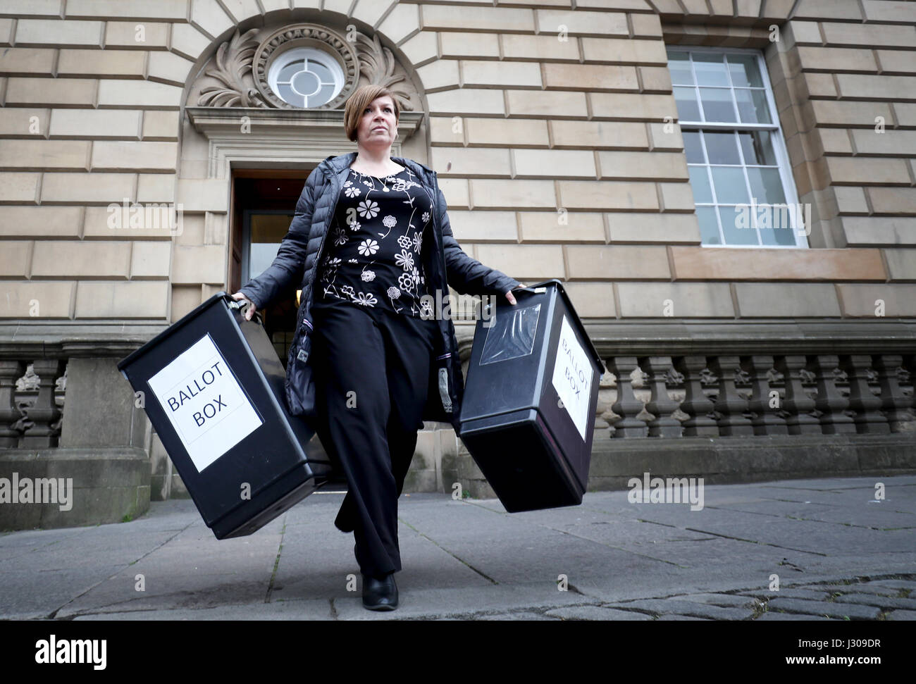 Wahllokal Personal Trainer Julie Wright trägt Wahlurnen und Anzeichen von Lothian Chambers in Edinburgh als Wahl Personal aus Edinburgh Stadtrat machen Vorbereitungen im Vorfeld der lokale Regierung Wahlen. Stockfoto