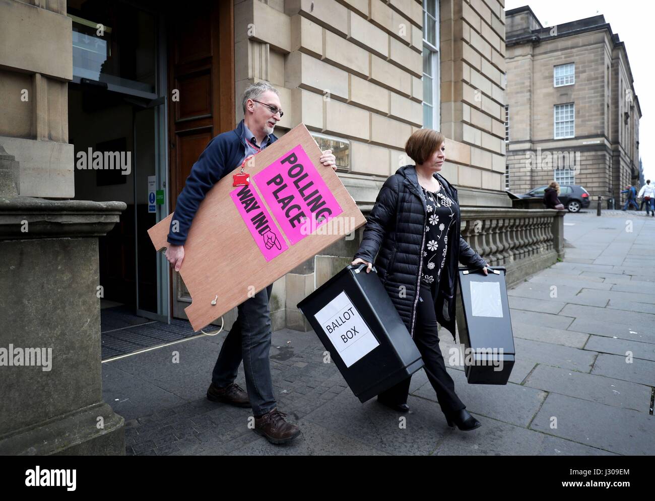 Polling-Logistik Offizier Roy Drury und Wahllokal Personal Trainer Julie Wright sammeln Wahlurnen und Anzeichen von Lothian Chambers in Edinburgh als Wahl Personal aus Edinburgh Stadtrat Vorbereitungen im Vorfeld der lokale Regierung Wahlen. Stockfoto