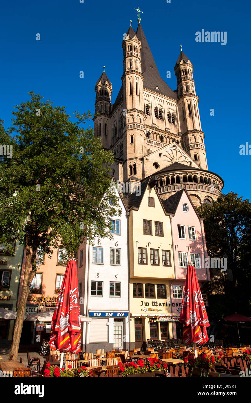 Deutschland, Köln, der Fischmarkt im alten Teil der Stadt, befindet sich vor der Kirche Gross St. Martin. Stockfoto