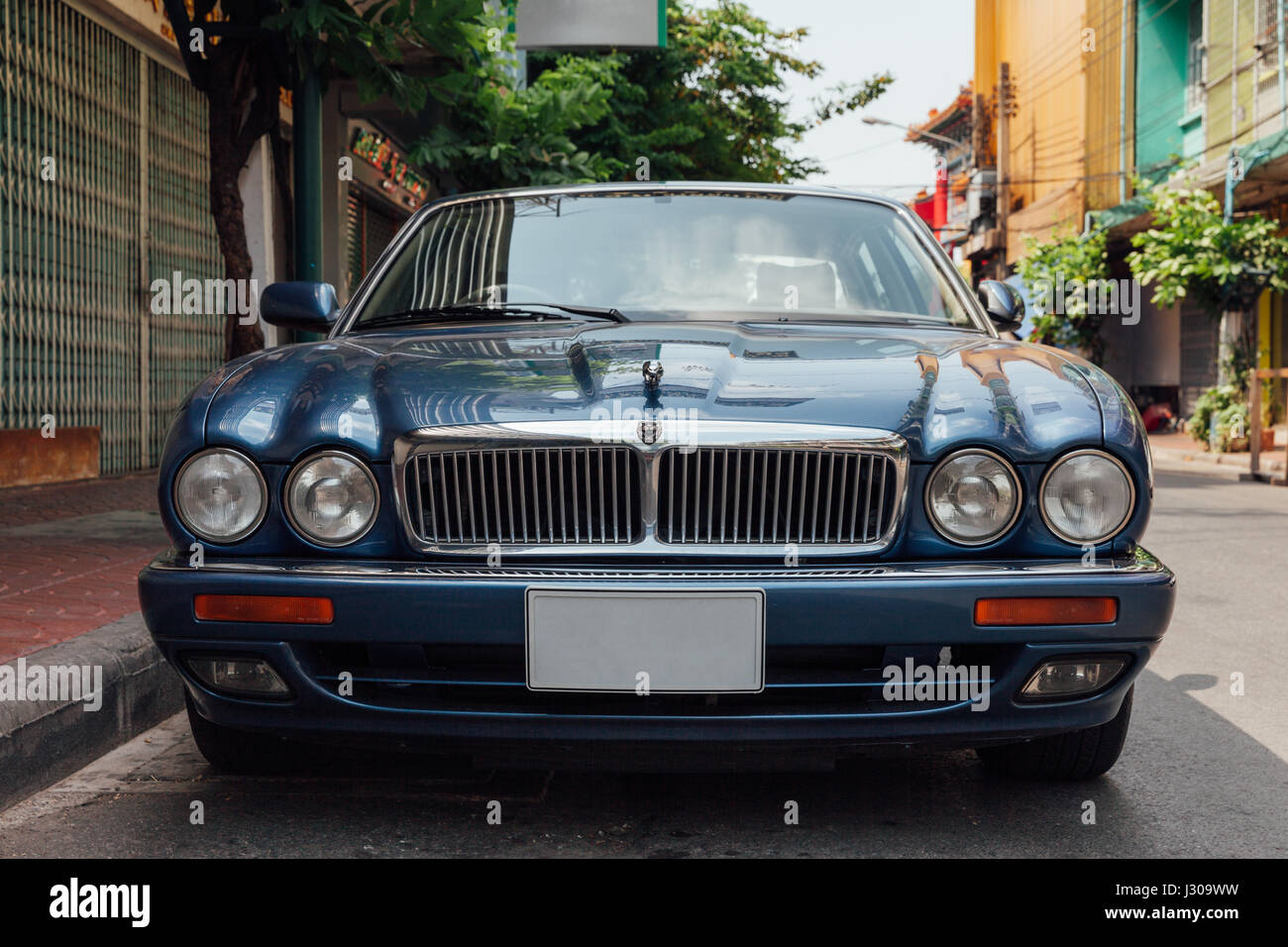 BANGKOK, THAILAND - 24 APRIL: Jaguar Sovereign geparkt auf der Straße von Bangkok am 24. April 2016 in Bangkok, Thailand. Stockfoto