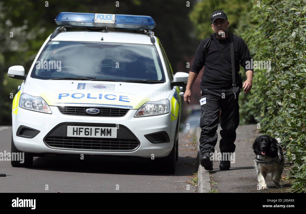 Ein Suche Polizeihund auf Davids Lane in St Ives, Ringwood, in der Nähe wo Guy Hedger durch Einbrecher in einem Haus im East Dorset niedergeschossen wurde. Stockfoto