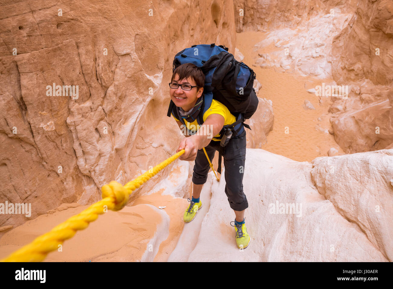 Frau Klettern im Canyon, Sinai, Ägypten Stockfoto