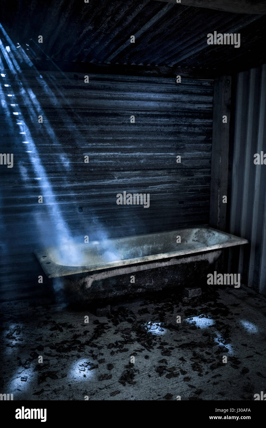 Wellen von Licht beleuchtet eine Badewanne in einem Nebengebäude. Stockfoto