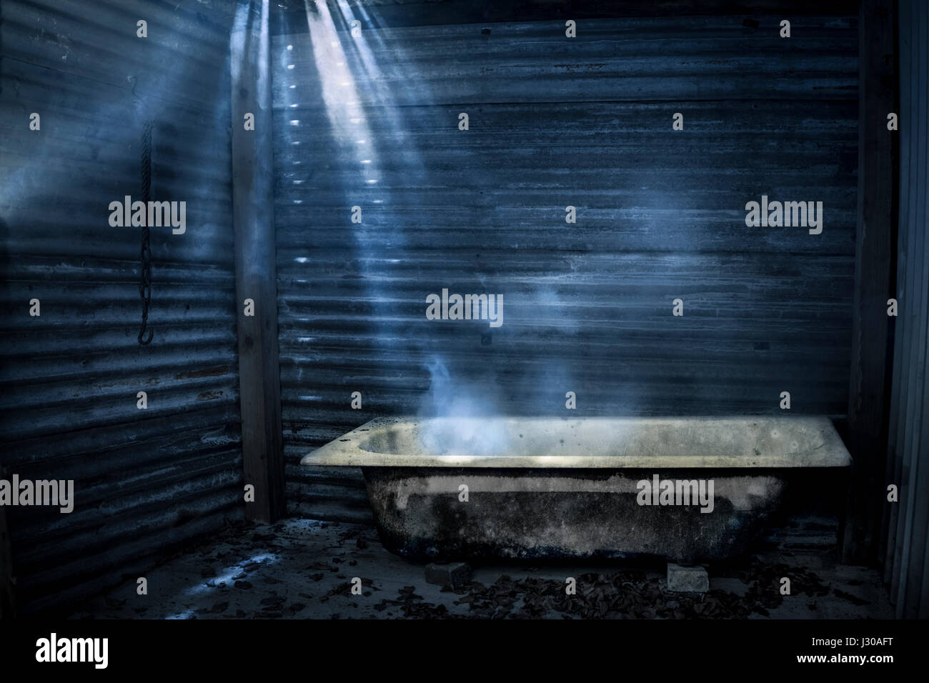 Wellen von Licht beleuchtet eine Badewanne in einem Nebengebäude. Stockfoto