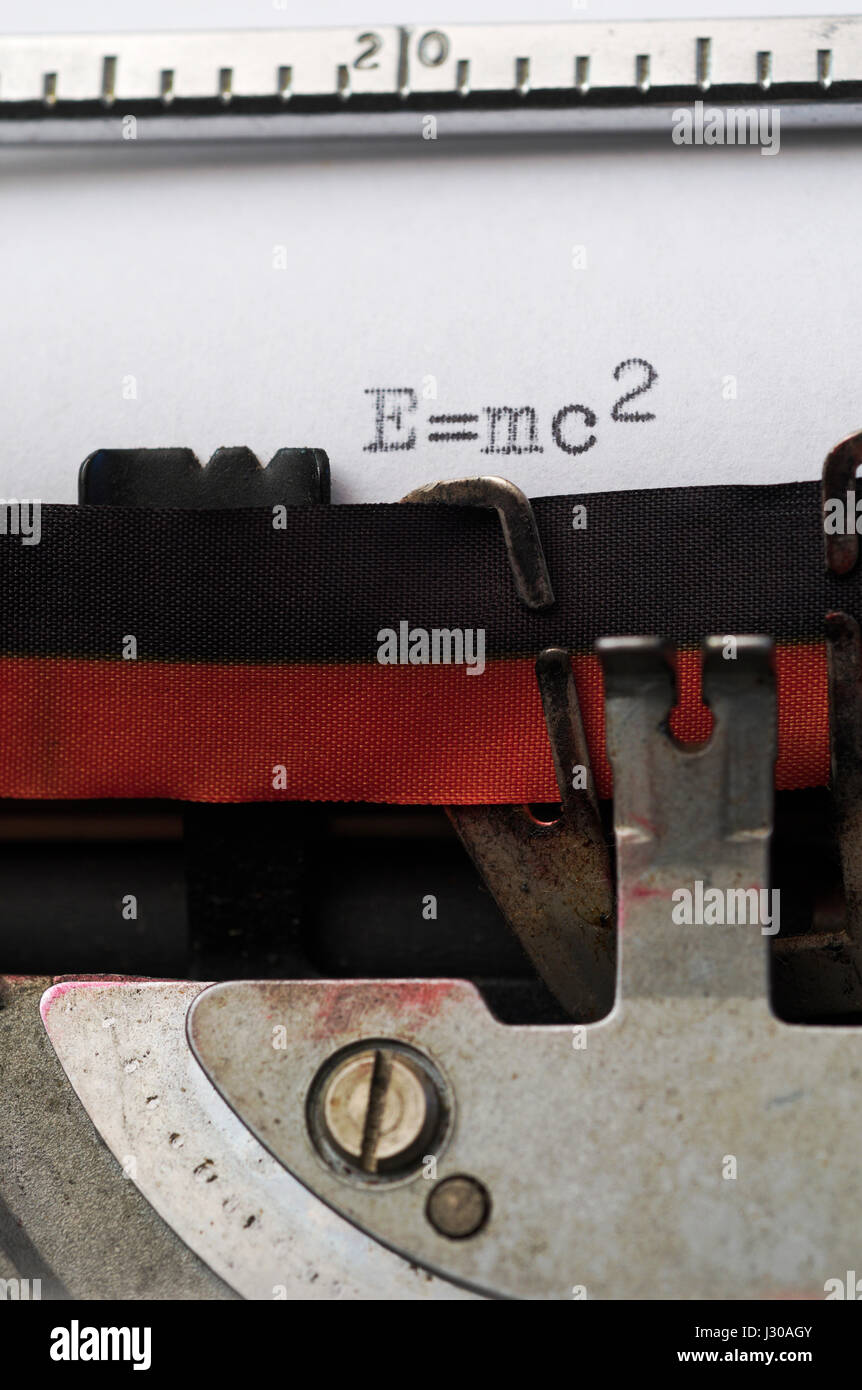 Maschinenschreiben E = mc2 - Albert Einsteins Relativitätstheorie Gleichung Stockfoto
