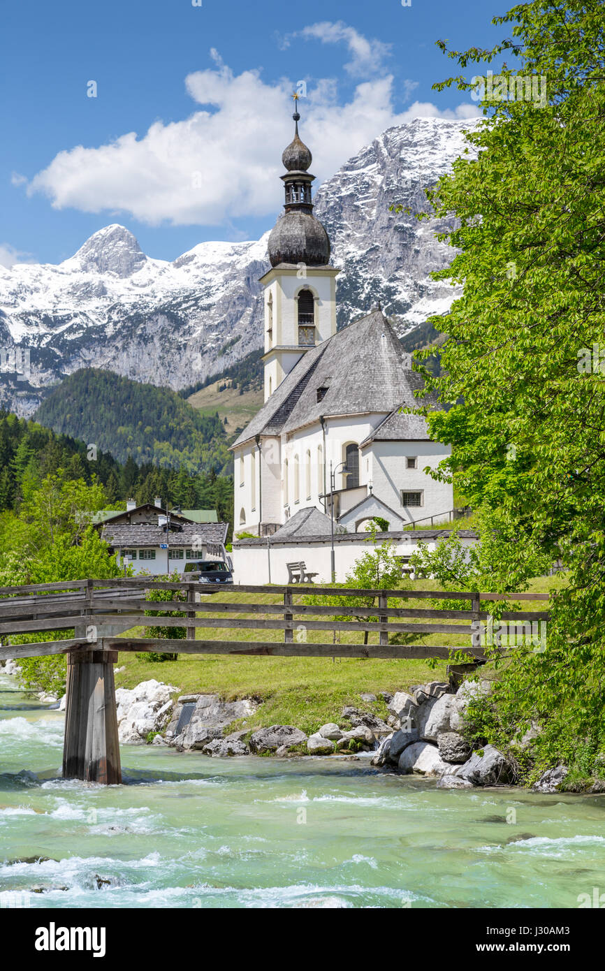 Malerische Berglandschaft in den Bayerischen Alpen mit berühmten Pfarrei Kirche St. Sebastian in dem Dorf Ramsau im Frühling, Bayern, Deutschland Stockfoto