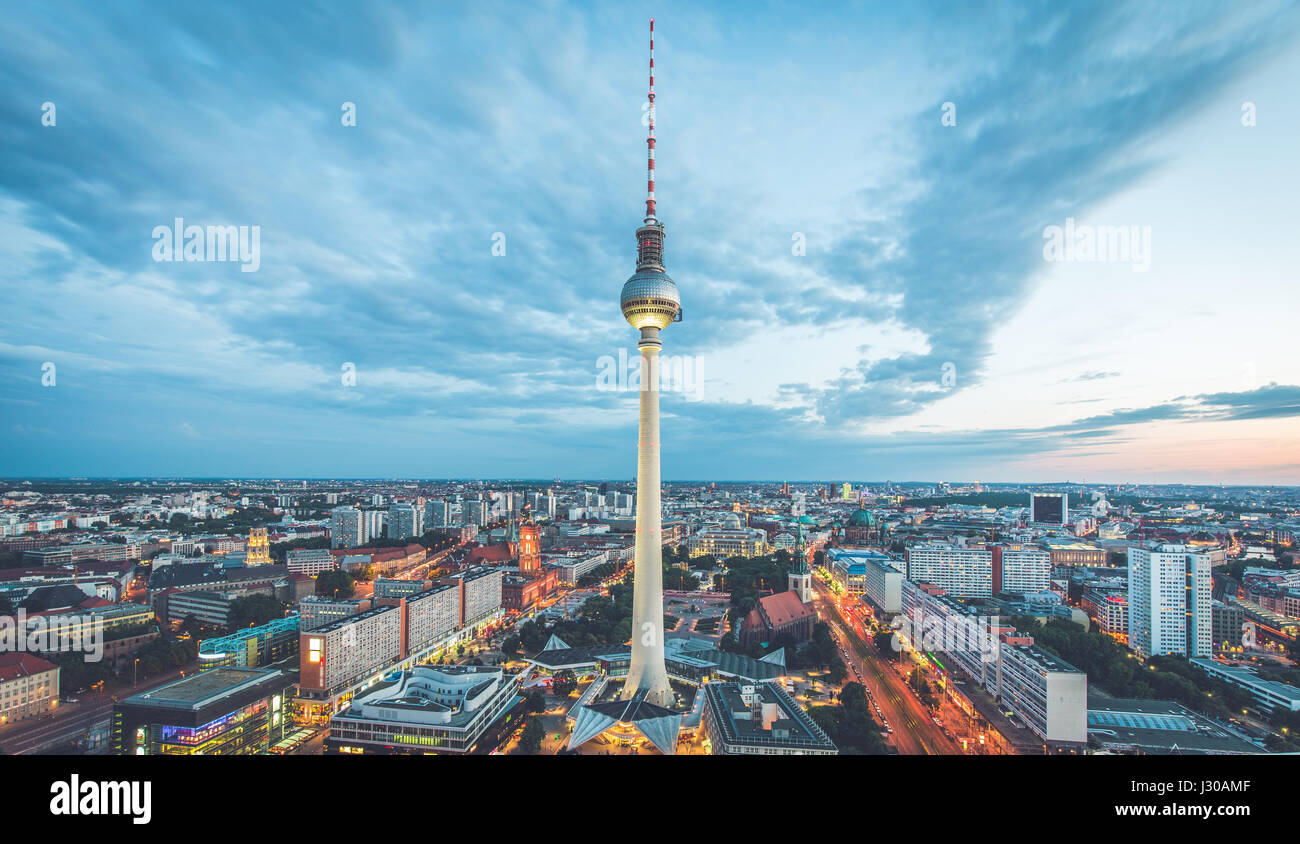 Luftaufnahme der Berliner Skyline mit berühmten Fernsehturm am Alexanderplatz und dramatische Wolkengebilde im Zwielicht während der blauen Stunde in der Abenddämmerung Stockfoto