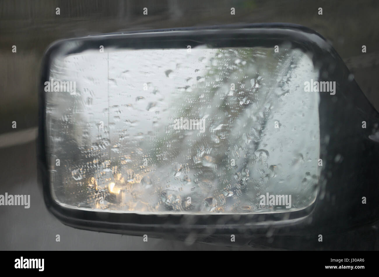 Außenspiegel mit Wasser vom regen bedeckt Stockfoto