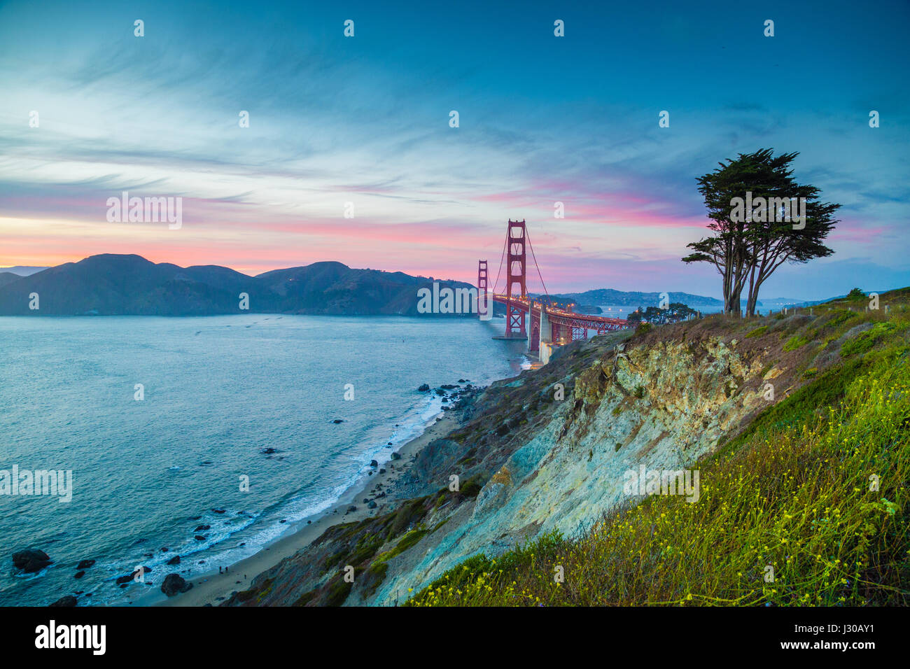 Klassische Panoramablick auf der berühmten Golden Gate Bridge gesehen vom malerischen Baker Beach in schönen Beitrag Sonnenuntergang Dämmerung mit blauen Himmel und Wolken in der Abenddämmerung Stockfoto Klassische Panoramablick auf der berühmten Golden Gate Bridge gesehen vom malerischen Baker Beach in schönen Beitrag Sonnenuntergang Dämmerung mit blauen Himmel und Wolken in der Abenddämmerung Stockfoto