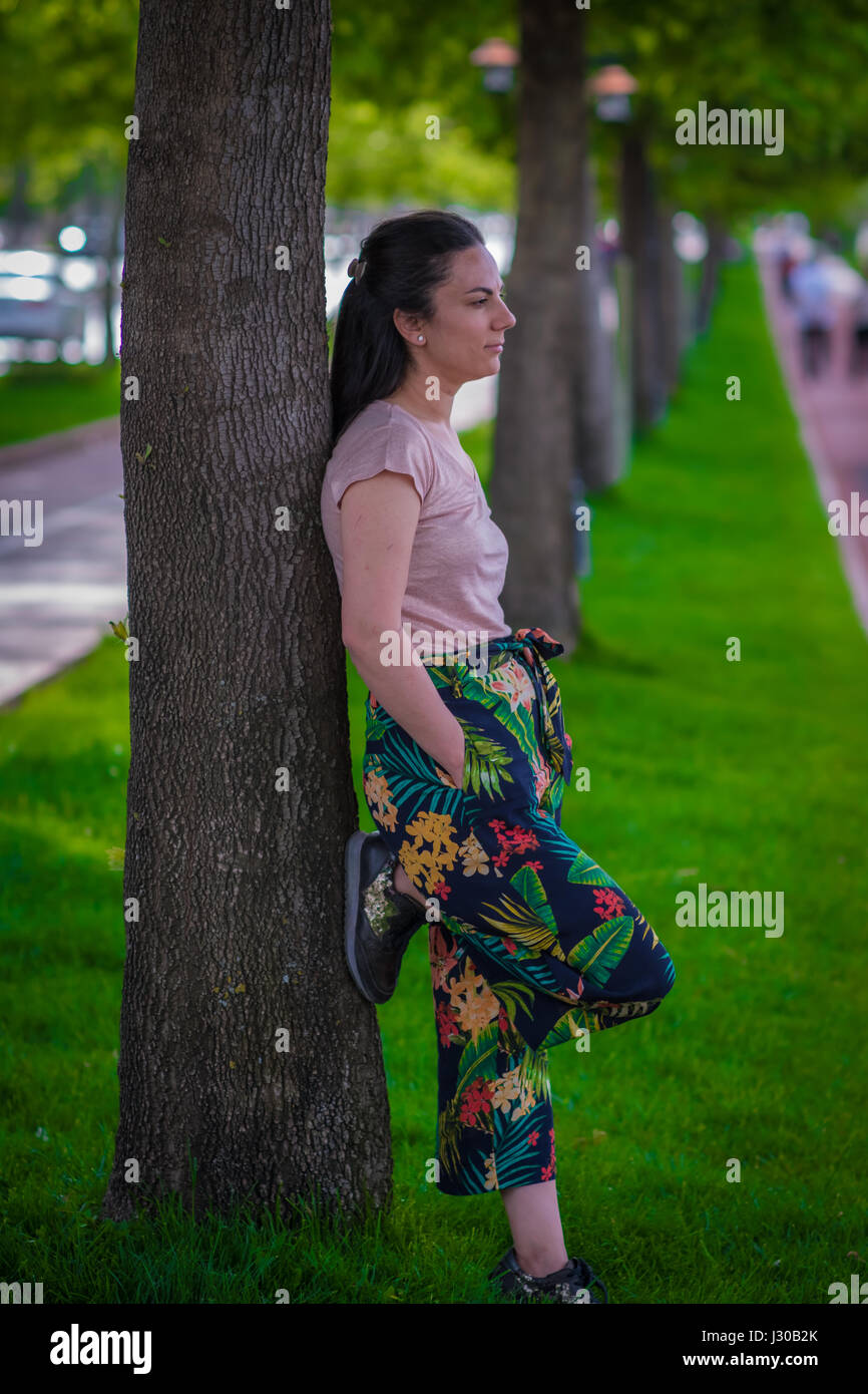 Frau mager auf Baum Stockfoto