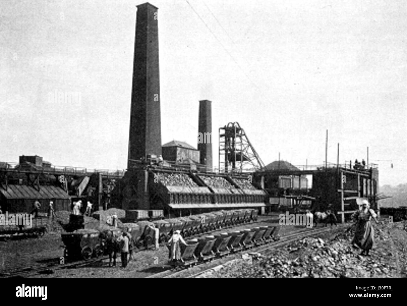 „Charbonnage du bonnet“ bezieht sich auf ein Kohlebergwerk, das wahrscheinlich nach der Haube oder dem Deckel einer Bergbauanlage benannt ist. Dieser Titel deutet auf einen historischen Bergbaubetrieb, möglicherweise in Frankreich, hin, der mit der Kohleförderung im 19. Oder frühen 20. Jahrhundert zusammenhängt. Stockfoto