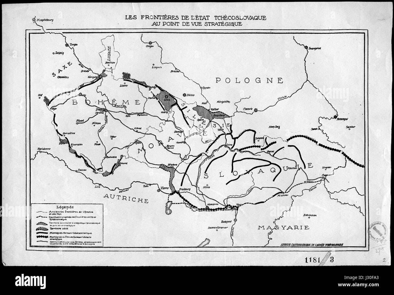 Die Ceskoslovensko strategicka mapa aus dem Jahr 1919 ist eine strategische Karte der Tschechoslowakei, die ihre geografische und militärische Lage in der unmittelbaren Nachkriegszeit beschreibt. Diese Karte bietet wichtige Einblicke in die territorialen Grenzen und Verteidigungsstrategien des neu gegründeten tschechoslowakischen Staates. Stockfoto